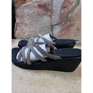 Skechers Luxe Foam Taupe & Silver Wedge Sandals Women’s Size 11